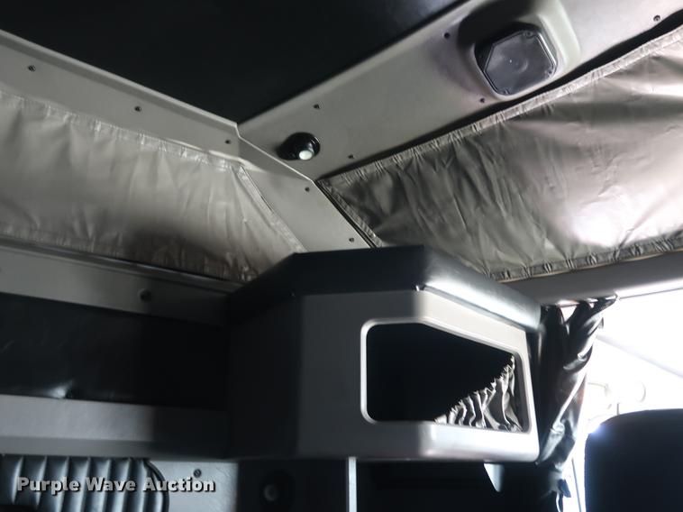 image for item EP9346 2010 Kenworth T660 semi truck