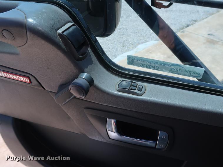 image for item EP9346 2010 Kenworth T660 semi truck