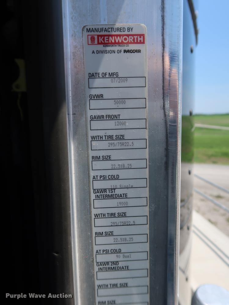 image for item EP9346 2010 Kenworth T660 semi truck
