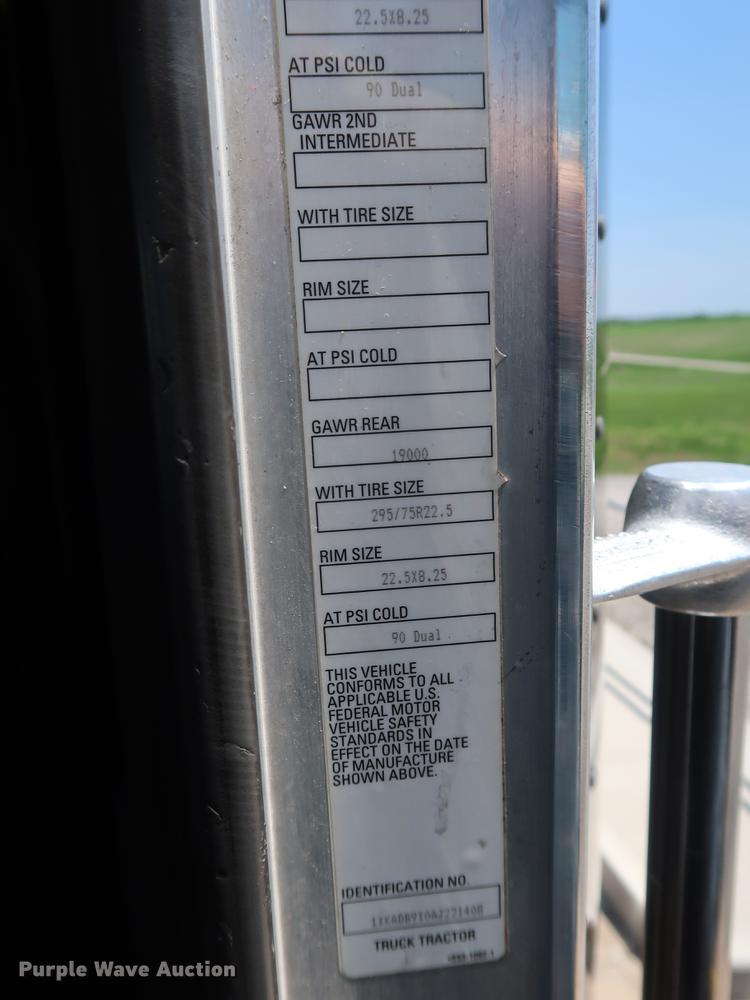 image for item EP9346 2010 Kenworth T660 semi truck