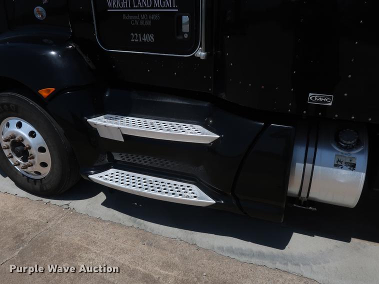 image for item EP9346 2010 Kenworth T660 semi truck