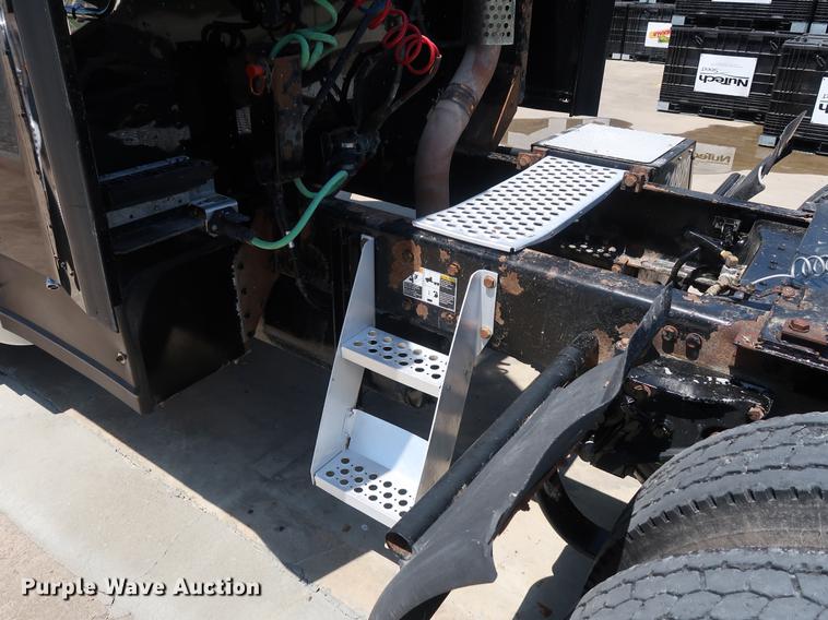 image for item EP9346 2010 Kenworth T660 semi truck