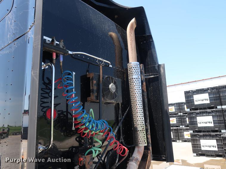 image for item EP9346 2010 Kenworth T660 semi truck