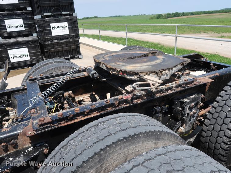 image for item EP9346 2010 Kenworth T660 semi truck