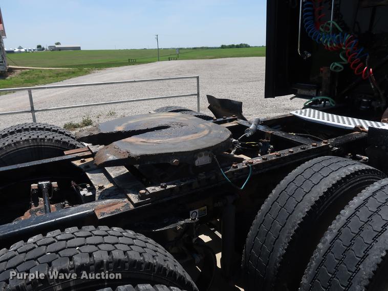 image for item EP9346 2010 Kenworth T660 semi truck