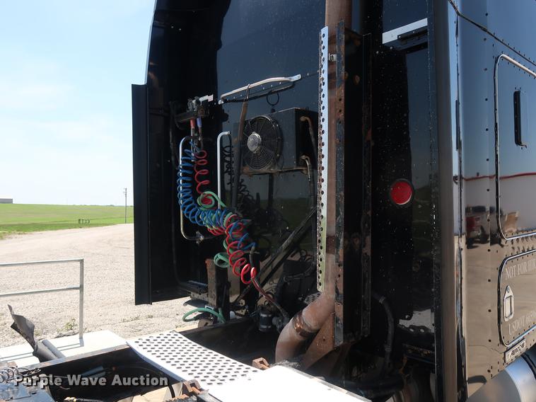image for item EP9346 2010 Kenworth T660 semi truck