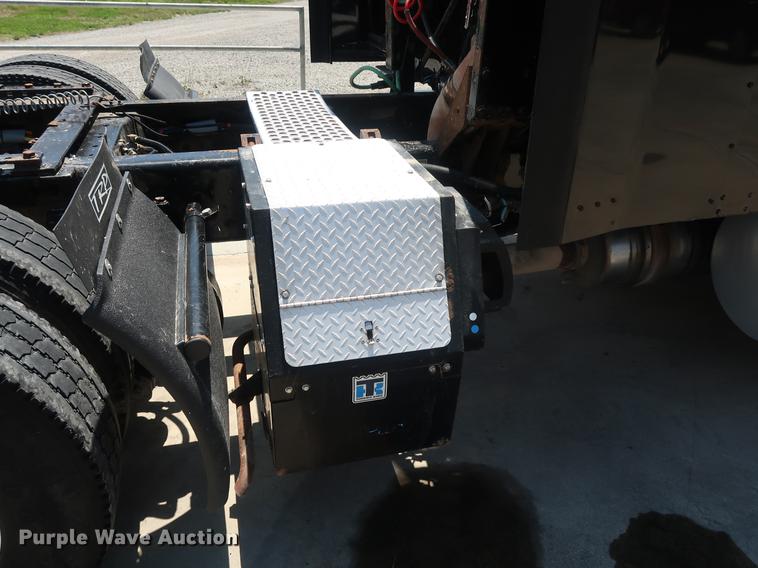 image for item EP9346 2010 Kenworth T660 semi truck