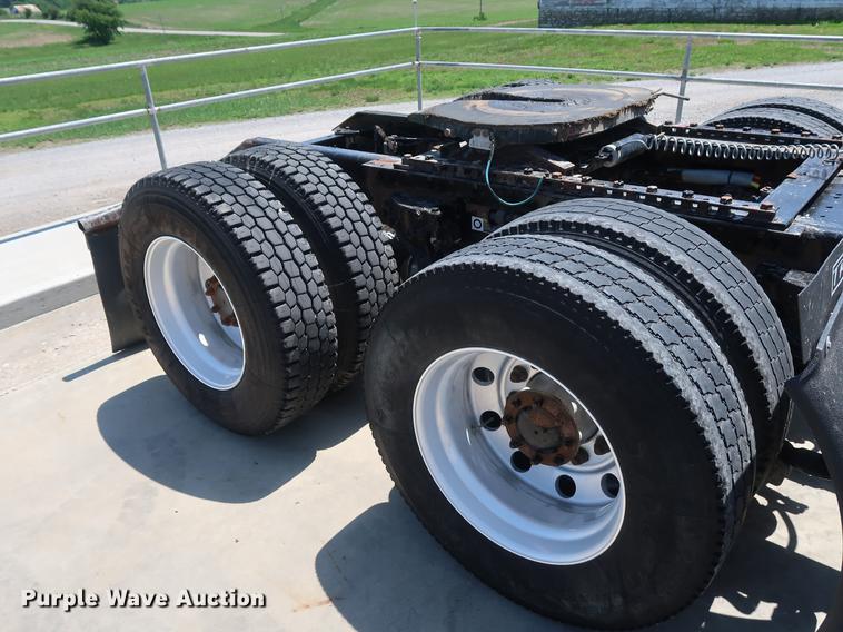 image for item EP9346 2010 Kenworth T660 semi truck