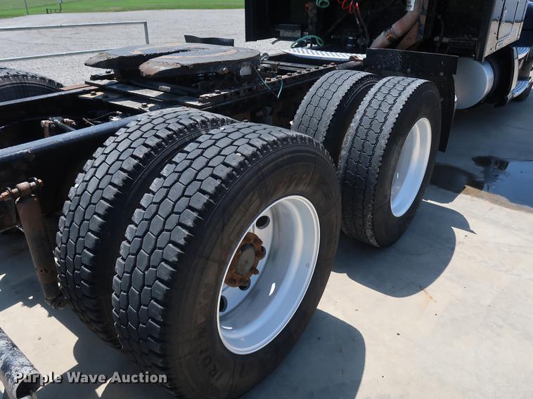 image for item EP9346 2010 Kenworth T660 semi truck