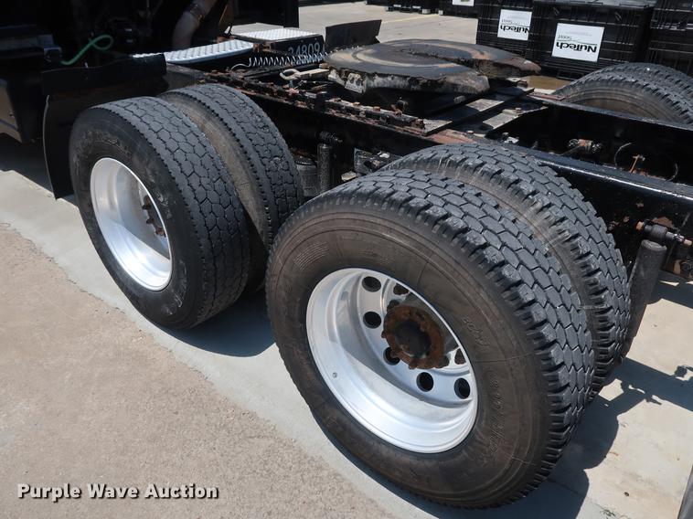 image for item EP9346 2010 Kenworth T660 semi truck