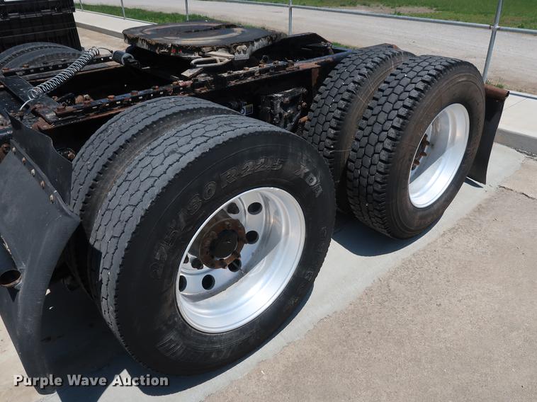 image for item EP9346 2010 Kenworth T660 semi truck