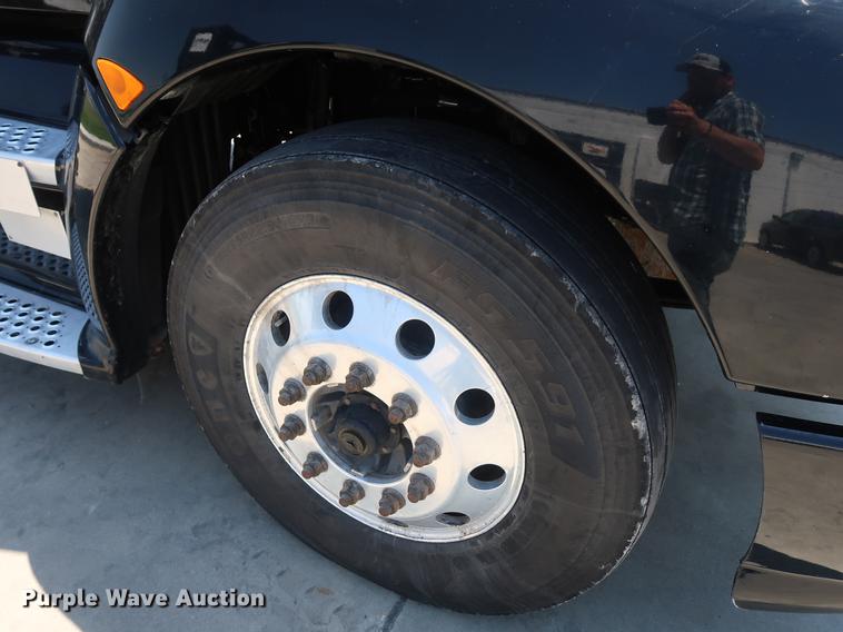 image for item EP9346 2010 Kenworth T660 semi truck