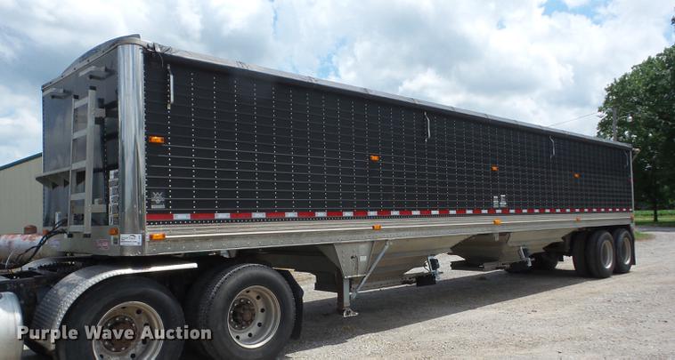 image for item J8506 1999 Wilson DWH-400B Pace Setter double hopper bottom grain trailer
