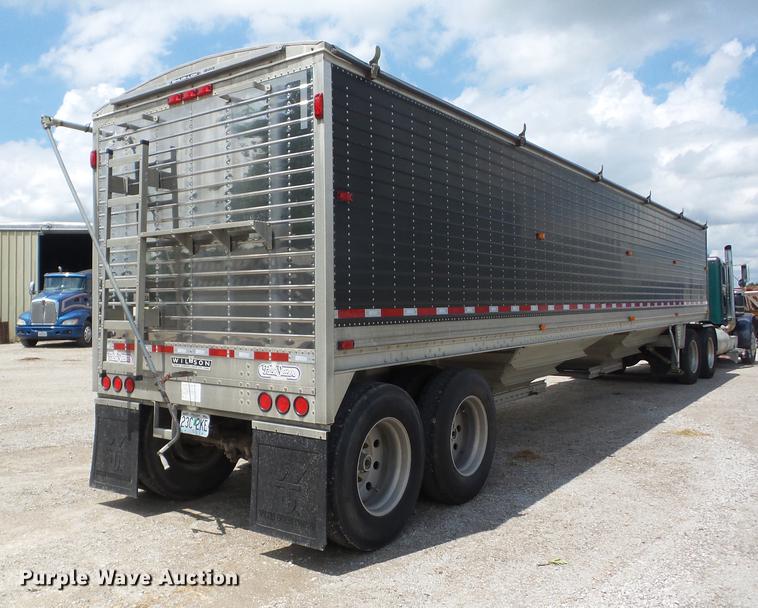 image for item J8506 1999 Wilson DWH-400B Pace Setter double hopper bottom grain trailer