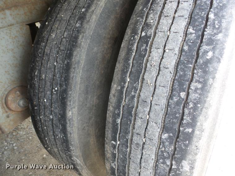 image for item J8506 1999 Wilson DWH-400B Pace Setter double hopper bottom grain trailer