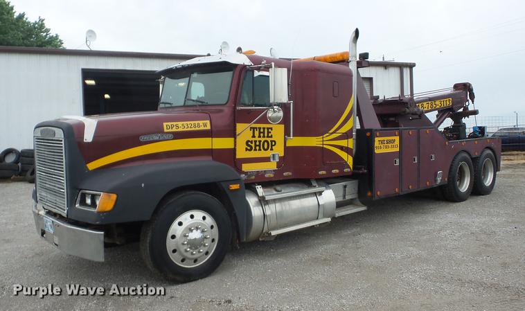 image for item J8512 1994 Freightliner FLD120 tow truck