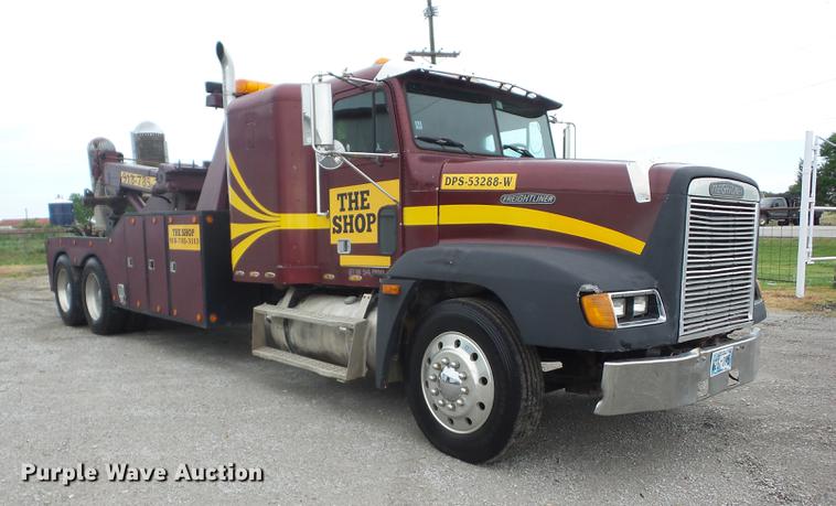 image for item J8512 1994 Freightliner FLD120 tow truck