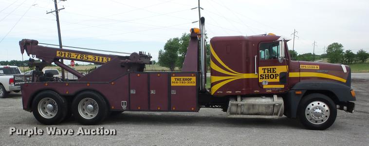 image for item J8512 1994 Freightliner FLD120 tow truck