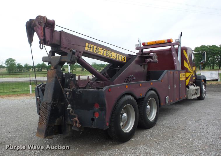image for item J8512 1994 Freightliner FLD120 tow truck