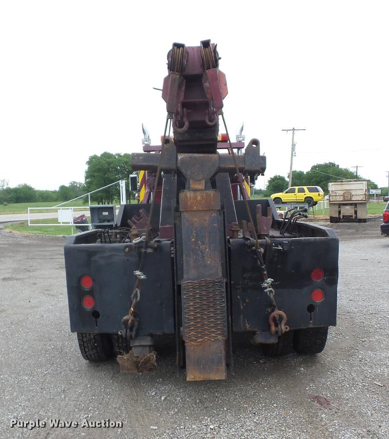 image for item J8512 1994 Freightliner FLD120 tow truck