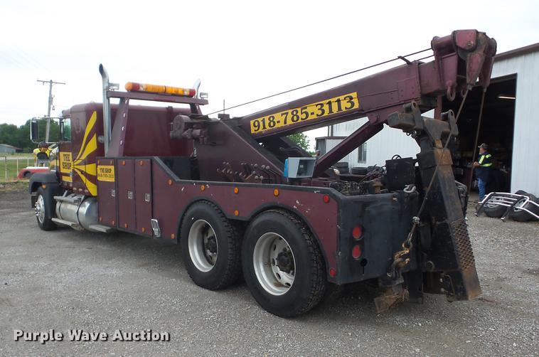 image for item J8512 1994 Freightliner FLD120 tow truck