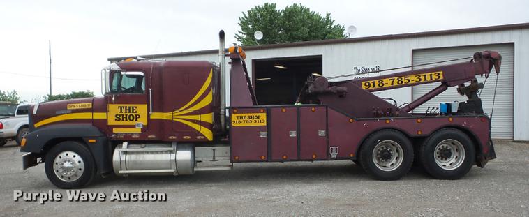 image for item J8512 1994 Freightliner FLD120 tow truck
