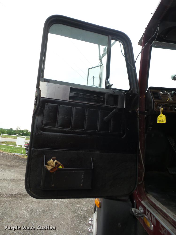 image for item J8512 1994 Freightliner FLD120 tow truck