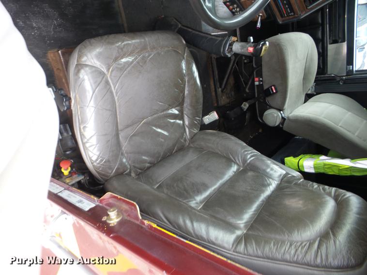 image for item J8512 1994 Freightliner FLD120 tow truck