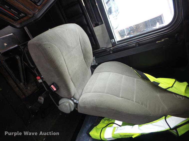 image for item J8512 1994 Freightliner FLD120 tow truck