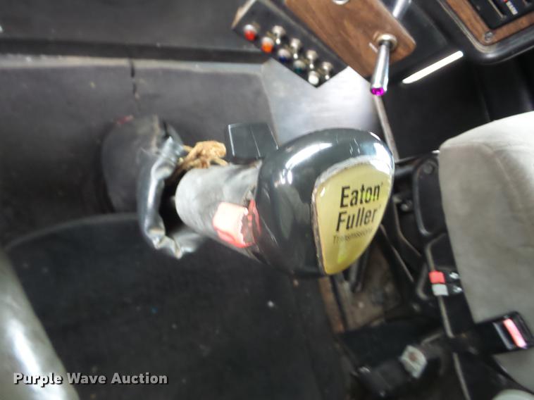 image for item J8512 1994 Freightliner FLD120 tow truck