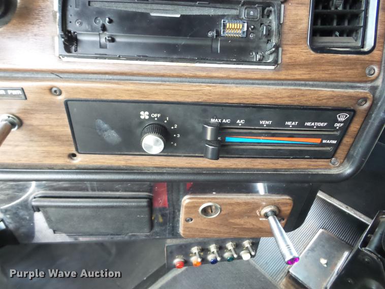 image for item J8512 1994 Freightliner FLD120 tow truck