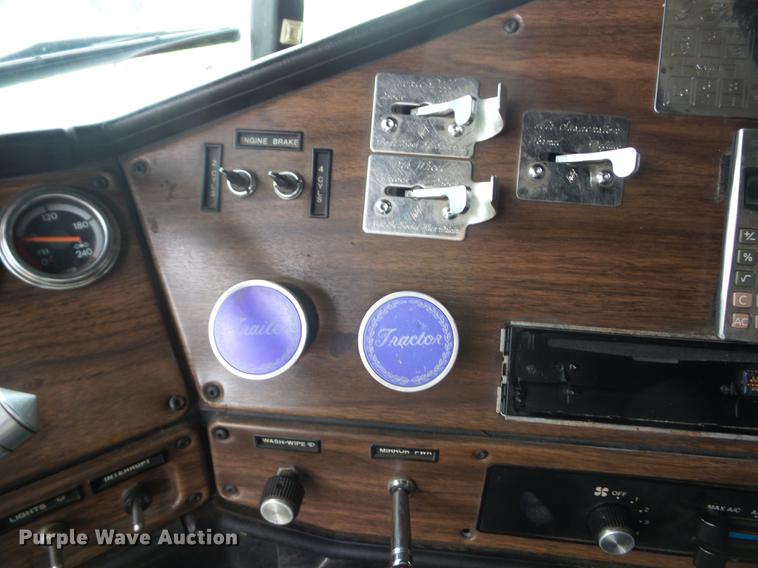 image for item J8512 1994 Freightliner FLD120 tow truck