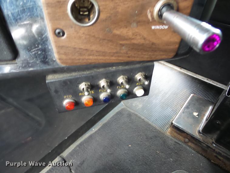 image for item J8512 1994 Freightliner FLD120 tow truck