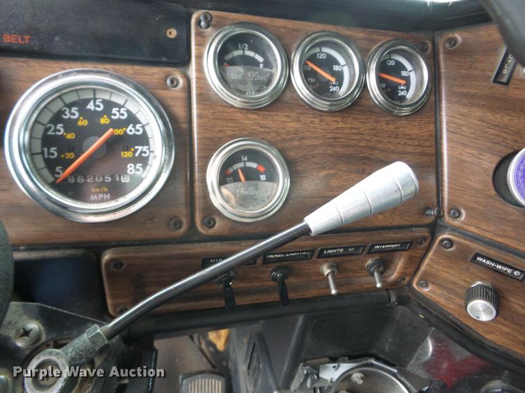 image for item J8512 1994 Freightliner FLD120 tow truck