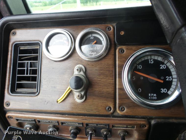 image for item J8512 1994 Freightliner FLD120 tow truck