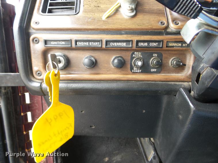 image for item J8512 1994 Freightliner FLD120 tow truck