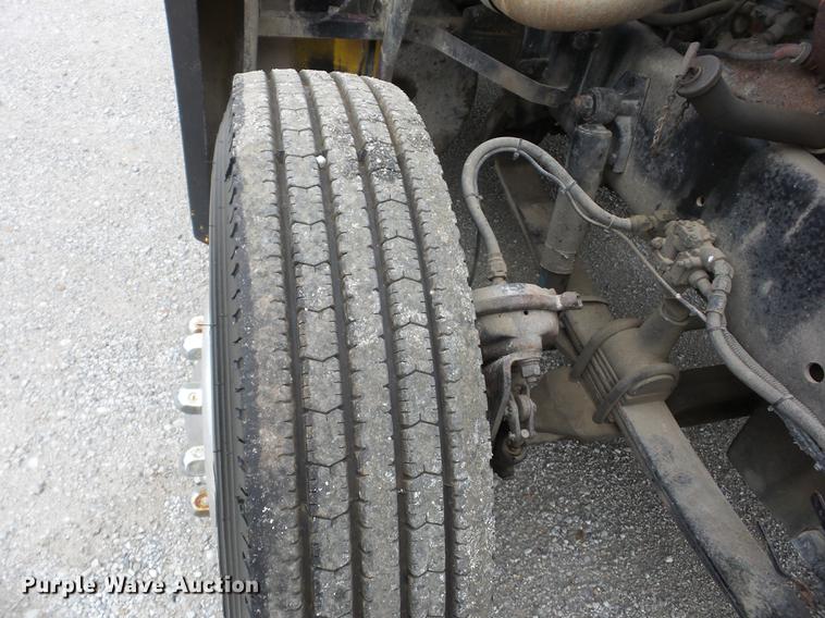 image for item J8512 1994 Freightliner FLD120 tow truck