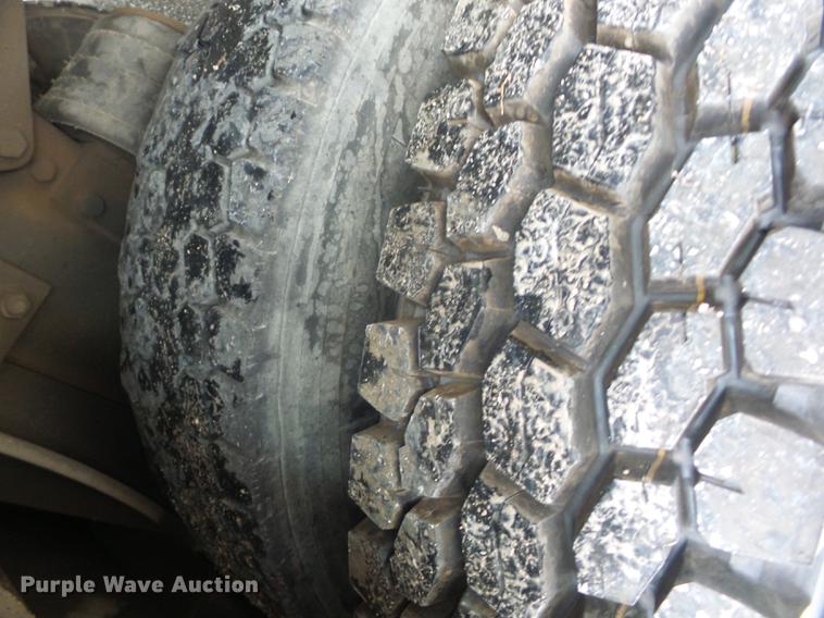 image for item J8512 1994 Freightliner FLD120 tow truck