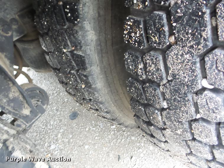 image for item J8512 1994 Freightliner FLD120 tow truck