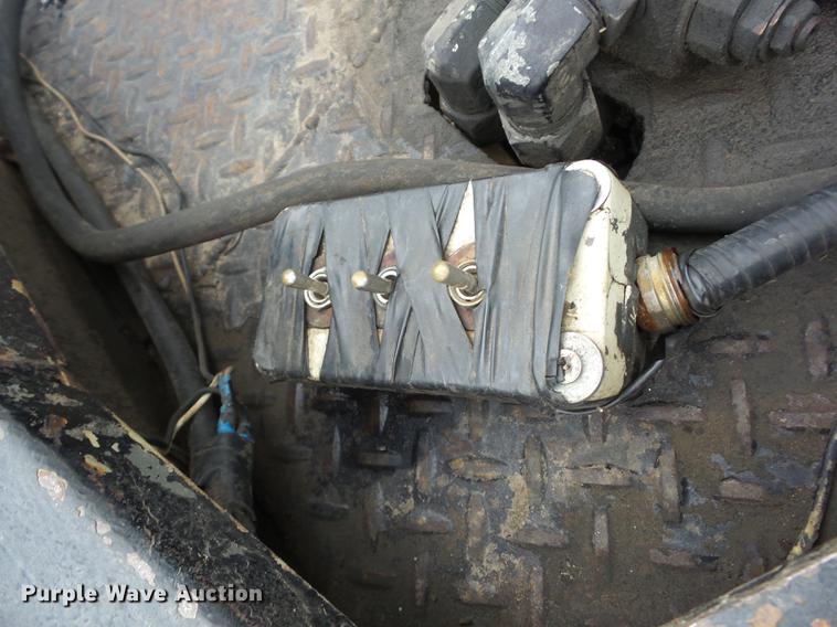 image for item J8512 1994 Freightliner FLD120 tow truck