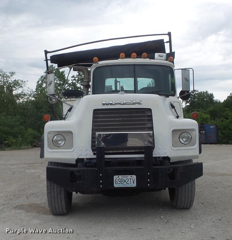 image for item DC7269 1999 Mack DM690S hooklift truck