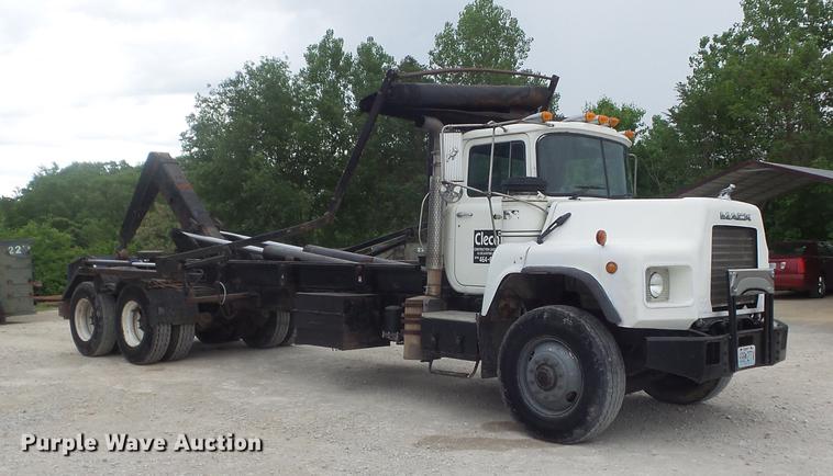 image for item DC7269 1999 Mack DM690S hooklift truck