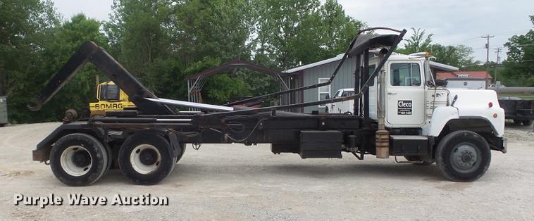 image for item DC7269 1999 Mack DM690S hooklift truck