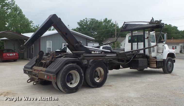 image for item DC7269 1999 Mack DM690S hooklift truck