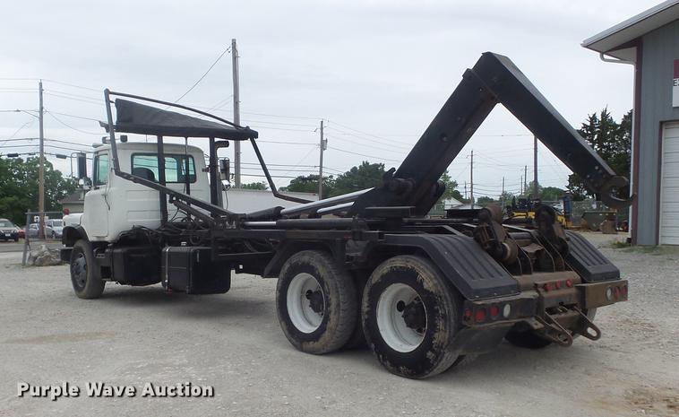 image for item DC7269 1999 Mack DM690S hooklift truck