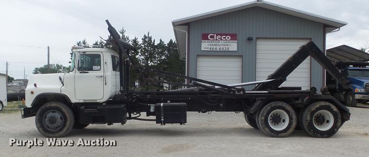 image for item DC7269 1999 Mack DM690S hooklift truck