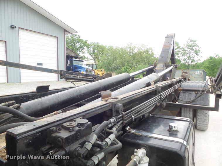 image for item DC7269 1999 Mack DM690S hooklift truck