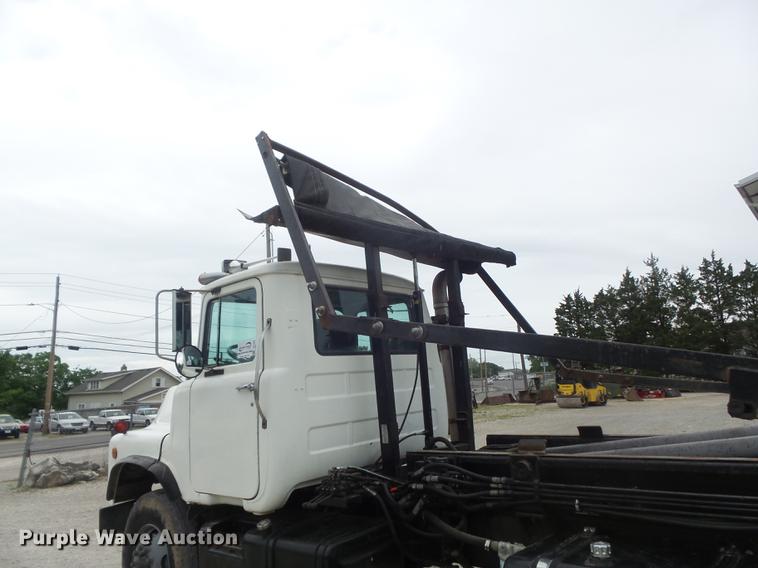 image for item DC7269 1999 Mack DM690S hooklift truck