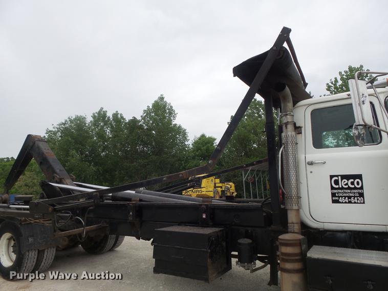image for item DC7269 1999 Mack DM690S hooklift truck