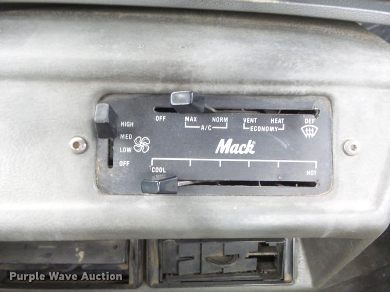 image for item DC7269 1999 Mack DM690S hooklift truck